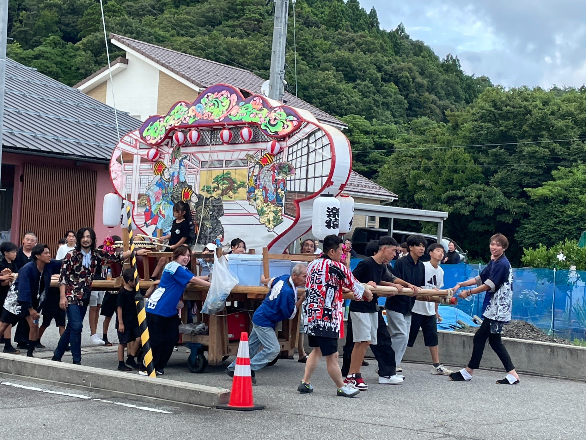 姫地区夏祭りキリコが立ち寄り見学